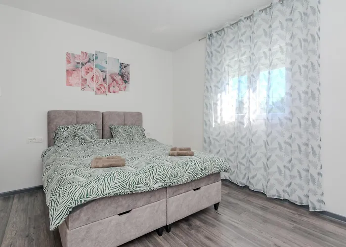 Family Friendly House With A Swimming Pool - Lozice, - 23513 Vikendica *
