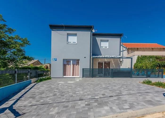 Family Friendly House With A Swimming Pool - Lozice, - 23513 Vikendica