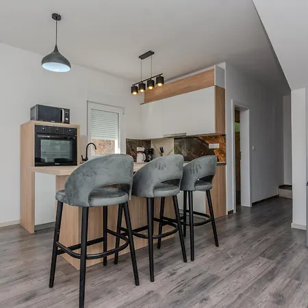 Feriehus Family Friendly House With A Swimming Pool - Lozice, - 23513 *