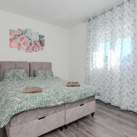 Family Friendly House With A Swimming Pool - Lozice, - 23513 Prázdninový dům *